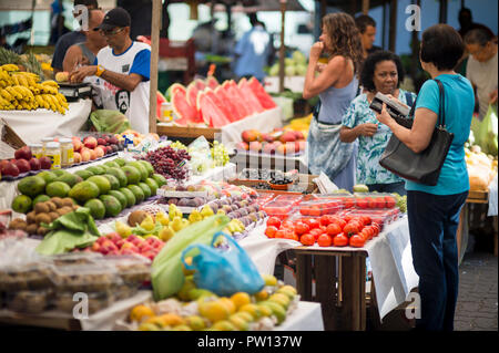 RIO DE JANEIRO - circa Febbraio, 2018: fornitori tendono a clienti al settimanale di frutta tropicale nel mercato Ipanema. Foto Stock