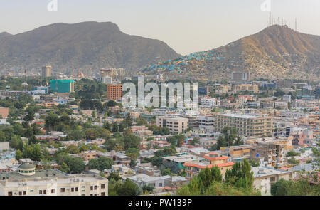 Afghanistan Kabul city scape skyline, capitale Kabul colline e montagne con case ed edifici Foto Stock