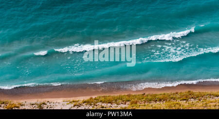 Vista sul Lago Michigan dalla sommità di una duna in Sleeping Bear Dunes National Lakeshore, Impero, Michigan, Stati Uniti d'America. Foto Stock