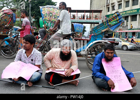 Dacca in Bangladesh - 11 Ottobre 2018: disabilità del Bangladesh Student's continuare manifestanti blocco Shahbagh intersezione a Dhaka, esigente di reintegrazione del 5 percento di disabilità contingente per la classe I e di classe II di posti di lavoro nel servizio civile. Credito: SK Hasan Ali/Alamy Live News Foto Stock