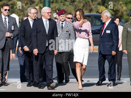 Atene, Grecia. Undicesimo oct, 2018. Il Presidente federale Frank-Walter Steinmeier (terza da sinistra) e la manodopera greca Ministro Achtsioglou Efi (secondo da destra) visita la tomba del milite ignoto. Presidente Steinmeier e sua moglie sono su una tre giorni di visita di Stato in Grecia. Credito: Bernd von Jutrczenka/dpa/Alamy Live News Foto Stock