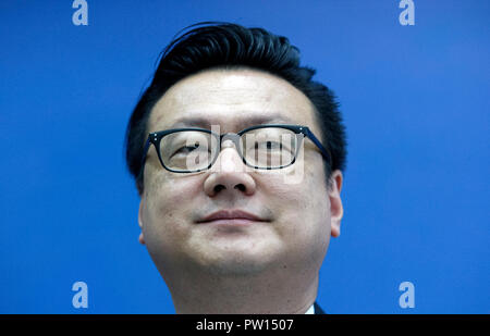 Il Sophia's creatore e Direttore Generale e Chief Financial Officer di Hanson Robotics David Chen visto nel corso di una conferenza stampa tenutasi a Kiev. Il robot Sophia è arrivato in Ucraina per prendere parte alla finale del tutto-concorso ucraino di sviluppatori di robotica e intelligenza artificiale (AI) come membro della giuria e incontro con Ukrainian Primo Ministro Volodymyr Groysman. Robot umanoide Sophia è stata concessa la cittadinanza in Arabia Saudita, facendo suo il primo robot al mondo a ricevere la cittadinanza. Foto Stock