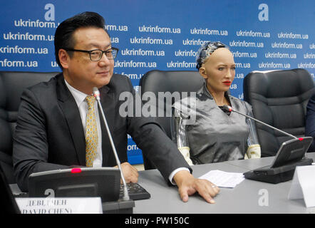Il robot umanoide Sophia (R) e il Sophia's creatore e Direttore Generale e Chief Financial Officer di Hanson Robotics David Chen (L) visto prendere parte di una conferenza stampa a Kiev. Il robot Sophia è arrivato in Ucraina per prendere parte alla finale del tutto-concorso ucraino di sviluppatori di robotica e intelligenza artificiale (AI) come membro della giuria e incontro con Ukrainian Primo Ministro Volodymyr Groysman. Robot umanoide Sophia è stata concessa la cittadinanza in Arabia Saudita, facendo suo il primo robot al mondo a ricevere la cittadinanza. Foto Stock