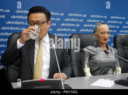 Il robot umanoide Sophia (R) e il Sophia's creatore e Direttore Generale e Chief Financial Officer di Hanson Robotics David Chen (L) visto prendere parte di una conferenza stampa a Kiev. Il robot Sophia è arrivato in Ucraina per prendere parte alla finale del tutto-concorso ucraino di sviluppatori di robotica e intelligenza artificiale (AI) come membro della giuria e incontro con Ukrainian Primo Ministro Volodymyr Groysman. Robot umanoide Sophia è stata concessa la cittadinanza in Arabia Saudita, facendo suo il primo robot al mondo a ricevere la cittadinanza. Foto Stock