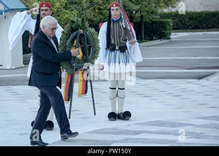 Ottobre 11, 2018 - Athens, Grecia - Presidente della Repubblica federale di Germania, Frank Walter Steinmeier, presso la ghirlanda cerimonia presso il Monumento del soldato sconosciuto durante la sua visita ufficiale ad Atene. (Credito Immagine: © Giorgos Zachos/SOPA immagini via ZUMA filo) Foto Stock