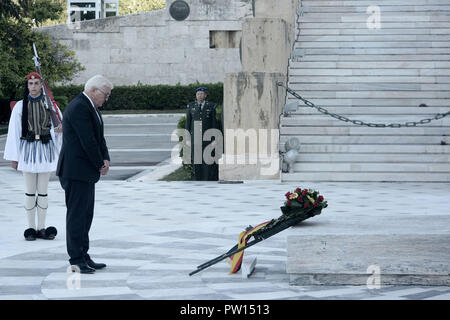 Ottobre 11, 2018 - Athens, Grecia - Presidente della Repubblica federale di Germania, Frank Walter Steinmeier, presso la ghirlanda cerimonia presso il Monumento del soldato sconosciuto durante la sua visita ufficiale ad Atene. (Credito Immagine: © Giorgos Zachos/SOPA immagini via ZUMA filo) Foto Stock