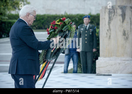 Ottobre 11, 2018 - Athens, Grecia - Presidente della Repubblica federale di Germania, Frank Walter Steinmeier, presso la ghirlanda cerimonia del Monumento del soldato sconosciuto durante la sua visita ufficiale ad Atene. (Credito Immagine: © Giorgos Zachos/SOPA immagini via ZUMA filo) Foto Stock