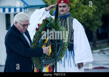 Ottobre 11, 2018 - Athens, Grecia - Presidente della Repubblica federale di Germania, Frank Walter Steinmeier, presso la ghirlanda cerimonia presso il Monumento del soldato sconosciuto durante la sua visita ufficiale ad Atene. (Credito Immagine: © Giorgos Zachos/SOPA immagini via ZUMA filo) Foto Stock