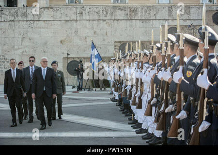 Ottobre 11, 2018 - Athens, Grecia - Presidente della Repubblica federale di Germania, Frank Walter Steinmeier, presso la ghirlanda cerimonia presso il Monumento del soldato sconosciuto durante la sua visita ufficiale ad Atene. (Credito Immagine: © Giorgos Zachos/SOPA immagini via ZUMA filo) Foto Stock