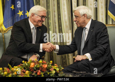 Ottobre 11, 2018 - Athens, Grecia - Presidente della Repubblica federale di Germania, Frank Walter Steinmeier e Presidente della Repubblica greca, Prokopis Pavlopoulos, durante la sua visita ufficiale ad Atene. (Credito Immagine: © Giorgos Zachos/SOPA immagini via ZUMA filo) Foto Stock