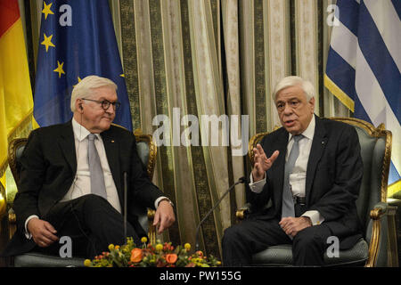 Ottobre 11, 2018 - Athens, Grecia - Presidente della Repubblica federale di Germania, Frank Walter Steinmeier e Presidente della Repubblica greca, Prokopis Pavlopoulos, durante la sua visita ufficiale ad Atene. (Credito Immagine: © Giorgos Zachos/SOPA immagini via ZUMA filo) Foto Stock