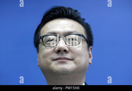 Kiev, Ucraina. Undicesimo oct, 2018. Il Sophia's creatore e Direttore Generale e Chief Financial Officer di Hanson Robotics David Chen visto nel corso di una conferenza stampa tenutasi a Kiev. Il robot Sophia è arrivato in Ucraina per prendere parte alla finale del tutto-concorso ucraino di sviluppatori di robotica e intelligenza artificiale (AI) come membro della giuria e incontro con Ukrainian Primo Ministro Volodymyr Groysman. Robot umanoide Sophia è stata concessa la cittadinanza in Arabia Saudita, facendo suo il primo robot al mondo a ricevere la cittadinanza. Credito: Pavlo Gonchar SOPA/images/ZUMA filo/Alamy Live News Foto Stock