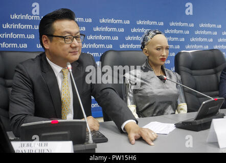 Kiev, Ucraina. Undicesimo oct, 2018. Il robot umanoide Sophia (R) e il Sophia's creatore e Direttore Generale e Chief Financial Officer di Hanson Robotics David Chen (L) visto prendere parte di una conferenza stampa a Kiev. Il robot Sophia è arrivato in Ucraina per prendere parte alla finale del tutto-concorso ucraino di sviluppatori di robotica e intelligenza artificiale (AI) come membro della giuria e incontro con Ukrainian Primo Ministro Volodymyr Groysman. Robot umanoide Sophia è stata concessa la cittadinanza in Arabia Saudita, facendo suo il primo robot al mondo a ricevere la cittadinanza. (Credito Immagine: © Pavlo Gonchar/SOP Foto Stock