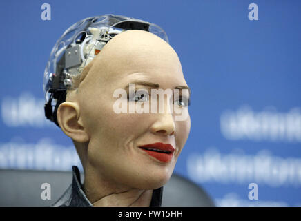 Kiev, Ucraina. Undicesimo oct, 2018. Il robot umanoide Sophia parla nel corso di una conferenza stampa tenutasi a Kiev. Il robot Sophia è arrivato in Ucraina per prendere parte alla finale del tutto-concorso ucraino di sviluppatori di robotica e intelligenza artificiale (AI) come membro della giuria e incontro con Ukrainian Primo Ministro Volodymyr Groysman. Robot umanoide Sophia è stata concessa la cittadinanza in Arabia Saudita, facendo suo il primo robot al mondo a ricevere la cittadinanza. Credito: Pavlo Gonchar SOPA/images/ZUMA filo/Alamy Live News Foto Stock
