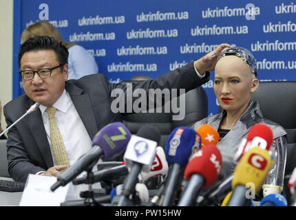 Kiev, Ucraina. Undicesimo oct, 2018. Il robot umanoide Sophia (R) e il Sophia's creatore e Direttore Generale e Chief Financial Officer di Hanson Robotics David Chen (L) visto prendere parte di una conferenza stampa a Kiev. Il robot Sophia è arrivato in Ucraina per prendere parte alla finale del tutto-concorso ucraino di sviluppatori di robotica e intelligenza artificiale (AI) come membro della giuria e incontro con Ukrainian Primo Ministro Volodymyr Groysman. Robot umanoide Sophia è stata concessa la cittadinanza in Arabia Saudita, facendo suo il primo robot al mondo a ricevere la cittadinanza. (Credito Immagine: © Pavlo Gonchar/SOP Foto Stock