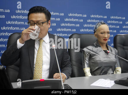 Kiev, Ucraina. Undicesimo oct, 2018. Il robot umanoide Sophia (R) e il Sophia's creatore e Direttore Generale e Chief Financial Officer di Hanson Robotics David Chen (L) visto prendere parte di una conferenza stampa a Kiev. Il robot Sophia è arrivato in Ucraina per prendere parte alla finale del tutto-concorso ucraino di sviluppatori di robotica e intelligenza artificiale (AI) come membro della giuria e incontro con Ukrainian Primo Ministro Volodymyr Groysman. Robot umanoide Sophia è stata concessa la cittadinanza in Arabia Saudita, facendo suo il primo robot al mondo a ricevere la cittadinanza. (Credito Immagine: © Pavlo Gonchar/SOP Foto Stock