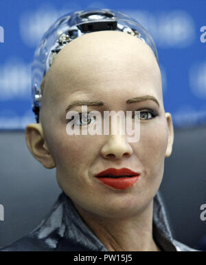 Kiev, Ucraina. Undicesimo oct, 2018. Il robot umanoide Sophia parla nel corso di una conferenza stampa tenutasi a Kiev. Il robot Sophia è arrivato in Ucraina per prendere parte alla finale del tutto-concorso ucraino di sviluppatori di robotica e intelligenza artificiale (AI) come membro della giuria e incontro con Ukrainian Primo Ministro Volodymyr Groysman. Robot umanoide Sophia è stata concessa la cittadinanza in Arabia Saudita, facendo suo il primo robot al mondo a ricevere la cittadinanza. Credito: Pavlo Gonchar SOPA/images/ZUMA filo/Alamy Live News Foto Stock