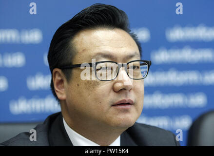 Kiev, Ucraina. Undicesimo oct, 2018. Il Sophia's creatore e Direttore Generale e Chief Financial Officer di Hanson Robotics David Chen è visto nel corso di una conferenza stampa tenutasi a Kiev. Il robot Sophia è arrivato in Ucraina per prendere parte alla finale del tutto-concorso ucraino di sviluppatori di robotica e intelligenza artificiale (AI) come membro della giuria e incontro con Ukrainian Primo Ministro Volodymyr Groysman. Robot umanoide Sophia è stata concessa la cittadinanza in Arabia Saudita, facendo suo il primo robot al mondo a ricevere la cittadinanza. Credito: Pavlo Gonchar SOPA/images/ZUMA filo/Alamy Live News Foto Stock