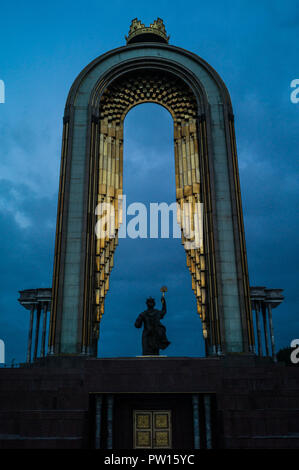 (181011) -- DUSHANBE, 11 ott. 2018 (Xinhua) -- foto scattata su 11 ott. 2018 mostra una vista di Dushanbe, Tagikistan. (Xinhua/Wu Zhuang) (HY) Foto Stock