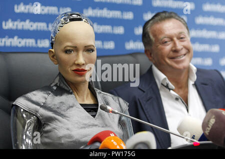 Kiev, Ucraina. Undicesimo oct, 2018. Robot umanoide SOPHIA (L) e rappresentante di AngelVest in Ucraina MARK GINZBURG (R) a prendere parte ad una conferenza stampa a Kiev al fine di creare le condizioni per lo sviluppo della robotica e intelligenza artificiale (AI) in Ucraina. Robot umanoide Sophia è stata concessa la cittadinanza in Arabia Saudita su 2017, facendo suo il primo robot per ricevere la cittadinanza di un qualsiasi paese. Credito: Serg Glovny/ZUMA filo/Alamy Live News Foto Stock