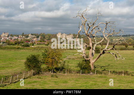 Arundel, West Sussex, Regno Unito. 11 ottobre, 2018. Spesso oscura pioggia e nuvole temporalesche la raccolta di oltre il Castello di Arundel nella bellissima valle di Arun nel West Sussex ai piedi del South Downs national park. Tipicamente autunnale di tempo con la raccolta di nuvole portando pioggia e docce una segnalazione fine alle belle giornate di sole delle prime settimane d'autunno. Credito: Steve Hawkins Fotografia/Alamy Live News Foto Stock
