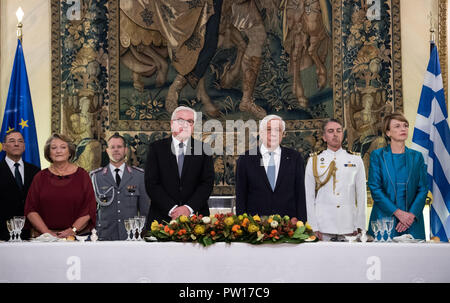 Atene, Grecia. Undicesimo oct, 2018. Il Presidente federale Frank-Walter Steinmeier (quarta da sinistra) e sua moglie Elke Büdenbender (r), Prokopis Pavlopoulos (terzo da destra), Presidente della Grecia, e sua moglie Sophia Pavlopoulou-Peltsemi (secondo da sinistra), sono in piedi ad una cena in onore del Presidente Federale e sua moglie nel Palazzo Presidenziale. Presidente Steinmeier e sua moglie sono su una tre giorni di visita di Stato in Grecia. Credito: Bernd von Jutrczenka/dpa/Alamy Live News Foto Stock