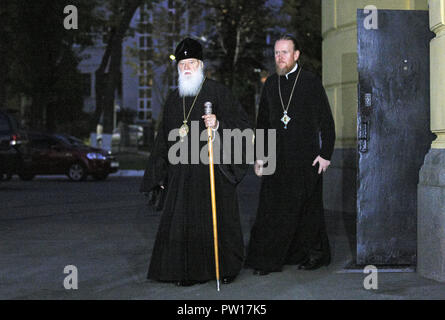 Kiev Kiev, Ucraina. Undicesimo oct, 2018. Il patriarca Filaret, chiesa ortodossa ucraina di Kiev del Patriarcato, (C) è visto al suo arrivo alla conferenza.Il patriarcato ecumenico continua con la procedura di concessione autocefalia alla Chiesa Ortodossa Ucraina e ha dichiarato che la decisione presa nel corso della riunione del Sinodo del Patriarcato Ecumenico è pubblicato il Patriarcato sito web. Il Santo Sinodo anche un appello a tutte le parti interessate che si dovrebbe evitare di stanziamento di chiese e monasteri e altre proprietà, nonché ogni altro atto di violenza e di retaliati Foto Stock