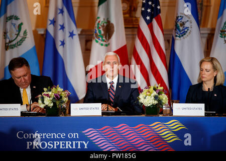 Washington, Stati Uniti d'America. Undicesimo oct, 2018. Stati Uniti Vice Presidente Mike pence (C) parla durante la conferenza sulla prosperità e sicurezza in America centrale presso l'U.S. Il Dipartimento di Stato a Washington, DC, Stati Uniti, il 11 ottobre, 2018. Credito: Ting Shen/Xinhua/Alamy Live News Foto Stock