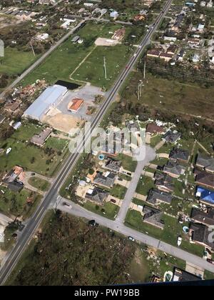 Florida, Stati Uniti d'America. 11 ott 2018. I danni di un quartiere residenziale a seguito dell'Uragano Michael come la tempesta ha lasciato una strisciata di distruzione in tutta la regione di Panhandle della Florida area Ottobre 11, 2018 vicino a Città di Panama, Florida. La categoria 4 tempesta mostro ucciso almeno 6 persone annuncio a sinistra dietro il danno catastrofico lungo la northwestern Florida. Credito: Planetpix/Alamy Live News Foto Stock