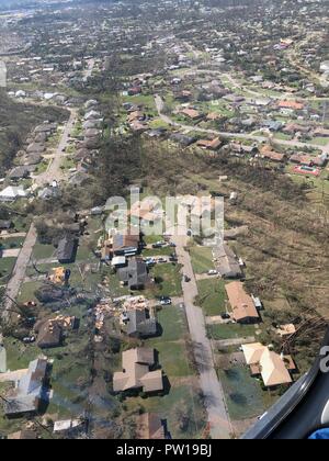 Florida, Stati Uniti d'America. 11 ott 2018. I danni di un quartiere residenziale a seguito dell'Uragano Michael come la tempesta ha lasciato una strisciata di distruzione in tutta la regione di Panhandle della Florida area Ottobre 11, 2018 vicino a Città di Panama, Florida. La categoria 4 tempesta mostro ucciso almeno 6 persone annuncio a sinistra dietro il danno catastrofico lungo la northwestern Florida. Credito: Planetpix/Alamy Live News Foto Stock