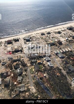 Florida, Stati Uniti d'America. 11 ott 2018. Vicino a distruzione totale per le comunità costiere del Messico Beach dopo aver preso un colpo diretto dall uragano Michael come la tempesta ha lasciato una strisciata di distruzione in tutta la regione di Panhandle della Florida area Ottobre 11, 2018 in Messico Beach, Florida. La categoria 4 tempesta mostro ucciso almeno 6 persone annuncio a sinistra dietro il danno catastrofico lungo la northwestern Florida. Credito: Planetpix/Alamy Live News Foto Stock