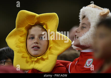 Cardiff, Regno Unito. Xi Ott 2018. giovani fan del Galles.Football cordiale incontro internazionale, Galles v Spagna presso il Principato Stadium di Cardiff , Galles del Sud giovedì 11 ottobre 2018. foto da Andrew Orchard/Alamy Live News Foto Stock