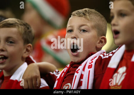 Cardiff, Regno Unito. Xi Ott 2018. giovani fan del Galles.Football cordiale incontro internazionale, Galles v Spagna presso il Principato Stadium di Cardiff , Galles del Sud giovedì 11 ottobre 2018. foto da Andrew Orchard/Alamy Live News Foto Stock