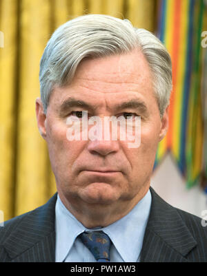 Washington, Stati Uniti d'America. Undicesimo oct, 2018. Stati Uniti il senatore Sheldon Whitehouse (Democratico del Rhode Island) guarda come il presidente statunitense Trump rende commento prima di firmare S. 3508, "Salvare i nostri mari atto di 2018" nell'Ufficio Ovale della Casa Bianca di Washington, DC il giovedì 11 ottobre, 2018. Credito: Ron Sachs/CNP | Utilizzo di credito in tutto il mondo: dpa/Alamy Live News Foto Stock