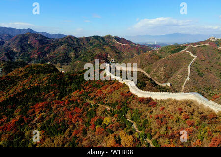 Pechino, Cina. 10 ottobre, 2018. Foto aeree prese su Ott. 10, 2018 mostra una vista della sezione di Badaling alla Grande Muraglia in Badaling foglia rossa scenic area nel quartiere di Yanqing di Pechino, capitale della Cina. Credito: Wang Tiezhong/Xinhua/Alamy Live News Foto Stock