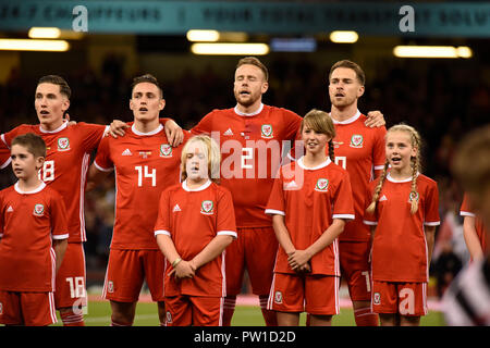 Cardiff - Galles - UK - 11 ottobre 2018 amichevole internazionale tra Galles e Spagna presso lo stadio nazionale del Galles : Galles giocatori cantando il loro inno nazionale - da sinistra a destra : Harry Wilson, Connor Roberts, Chris Gunter e Aaron Ramsey. Credito: Phil Rees/Alamy Live News Foto Stock