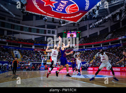 Mosca, Russia. Undicesimo oct, 2018. Kevin Pangos, #3 del FC Barcelona Lassa in azione contro Sergio Rodriguez, #13 del CSKA Mosca nella Turkish Airlines Euroleague gioco di apertura della stagione 2018-2019. Credito: Nicholas Muller/SOPA Immagini/ZUMA filo/Alamy Live News Foto Stock