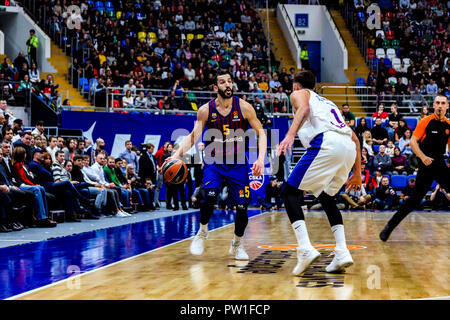 Mosca, Russia. Undicesimo oct, 2018. Pau Ribas, #5 del FC Barcelona Lassa in azione contro Nando De Colo, #1 del CSKA Mosca nella Turkish Airlines Euroleague gioco di apertura della stagione 2018-2019. Credito: Nicholas Muller/SOPA Immagini/ZUMA filo/Alamy Live News Foto Stock