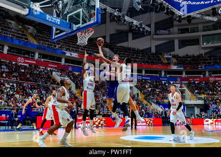 Mosca, Russia. Undicesimo oct, 2018. Artem Pustovyi, #14 del FC Barcelona Lassa in azione contro Kyle Hines, #42 del CSKA Mosca nella Turkish Airlines Euroleague gioco di apertura della stagione 2018-2019. Credito: Nicholas Muller/SOPA Immagini/ZUMA filo/Alamy Live News Foto Stock