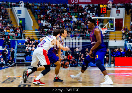 Mosca, Russia. Undicesimo oct, 2018. Kevin Pangos, #3 del FC Barcelona Lassa va intorno a uno schermo impostato dal compagno di squadra Kevin Serafino, #1, contro Sergio Rodriguez, #13 del CSKA Mosca nella Turkish Airlines Euroleague gioco di apertura della stagione 2018-2019. Credito: Nicholas Muller/SOPA Immagini/ZUMA filo/Alamy Live News Foto Stock