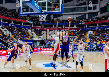 Mosca, Russia. Undicesimo oct, 2018. Kevin Serafino, #1 del FC Barcelona Lassa in azione contro Othello Hunter, #44 del CSKA Mosca nella Turkish Airlines Euroleague gioco di apertura della stagione 2018-2019. Credito: Nicholas Muller/SOPA Immagini/ZUMA filo/Alamy Live News Foto Stock