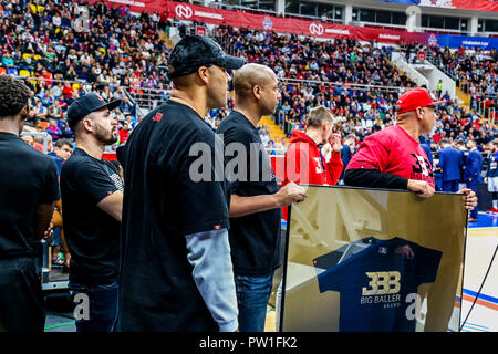 Mosca, Russia. Undicesimo oct, 2018. Sfera di lavar, padre di Los Angeles il lago di guardia sfera Lonzo, presenta una cornice per una maglietta di Big Baller marca per il CSKA Mosca dopo la sua squadra ha giocato il CSKA Mosca-2 il giorno precedente come parte della JBA (Campionato Junior Basketball Association) world tour. Credito: Nicholas Muller/SOPA Immagini/ZUMA filo/Alamy Live News Foto Stock