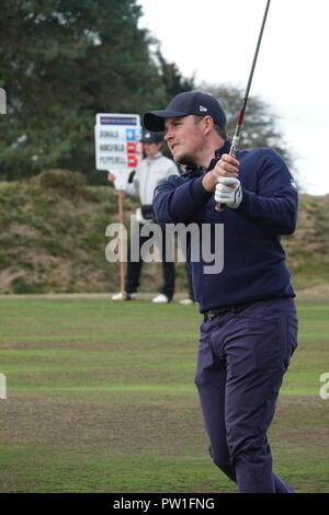 Walton Heath Golf Club, 12 ottobre, 2018. Eddie Pepperell (Ita) segue il suo buon lavoro al giorno} uno, con un solido inizia il secondo giorno al SkySports British Masters golf championship ospitato da Justin Rose Credito: Motofoto/Alamy Live News Foto Stock