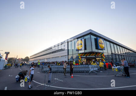 Belgrade Serbia, 11 ottobre, 2018. Folla in attesa in coda per la grande cerimonia di apertura del primo supermercato Lidl in Serbia. Lidl è un tedesco globale sconto catena di supermercati foto di un segno di Lidl nel loro negozio principale a Belgrado in Serbia, con un enorme coda in attesa di fronte durante la prima giornata operativa. Lidl è uno sconto catena di supermercati, basato in Germania, il funzionamento di più di 10.000 negozi in tutta l'Europa. Credito: Jerome Cid/Alamy Live News Foto Stock