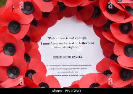 Trafalgar Square, Londra, Regno Unito. Xii Ottobre 2018. Ghirlande di cui alla statua di WW1 infermiera britannica Edith Cavell giustiziato dai tedeschi nel 1915. Credito: Matteo Chattle/Alamy Live News Foto Stock