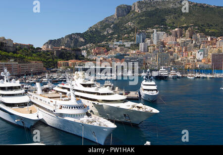 Il Principato di Monaco. Xx Apr, 2017. Il Principato di Monaco e Monte Carlo - Aprile 20, 2017: Silversea Cruises, argento Muse lancio nel Principato di Monaco. Yacht, Yachting, yacht, Yachten, Meer, Mare, MYS, Show, crociera, vacanze, di lusso | Utilizzo di credito in tutto il mondo: dpa/Alamy Live News Foto Stock