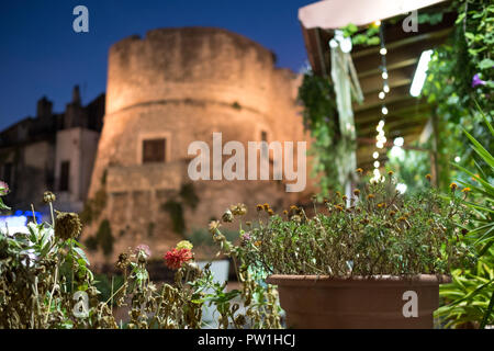 Scena di strada nella pittoresca cittadina pugliese di Peschici in provincia di Foggia sul Gargano, Italia meridionale. Foto Stock