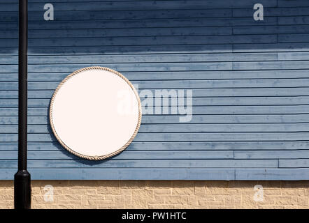 Blu con pannelli in legno a parete con vuoto area circolare Foto Stock