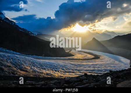 Tramonto su un ghiacciaio come visto dal Monte Rosa Hütte, estate in Zermatt Foto Stock