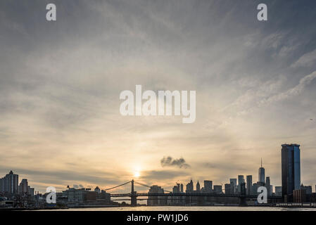 10-2018 Manhattan, New York. Tramonto su Manhattan e di Manhattan e Brooklyn Bridge, fotografato da East River Ferry. Foto: © Simon Gros Foto Stock